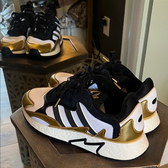 🛑 1 hour sale. Adidas Black and Gold Athletic Shoes - Picture 3 of 10